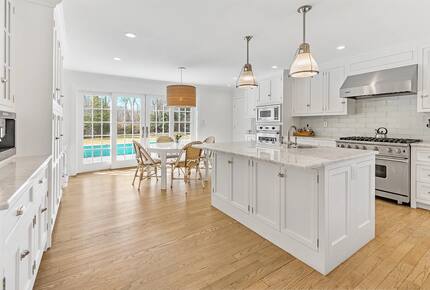 Refined Hamptons Escape with Expansive Entertaining Spaces - Water Mill, New York