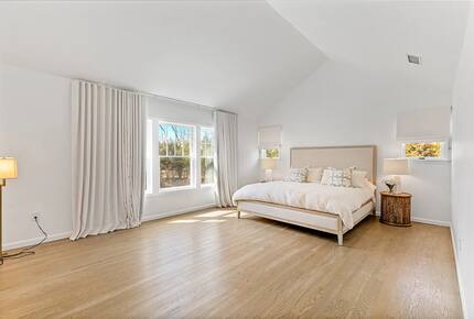 Refined Hamptons Escape with Expansive Entertaining Spaces - Water Mill, New York