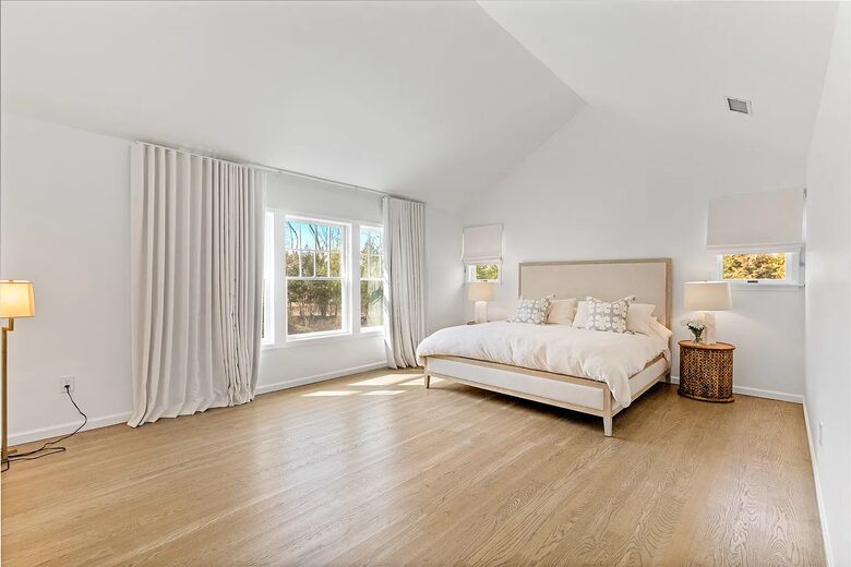 Refined Hamptons Escape with Expansive Entertaining Spaces - Water Mill, New York