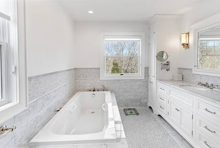 Refined Hamptons Escape with Expansive Entertaining Spaces - Water Mill, New York