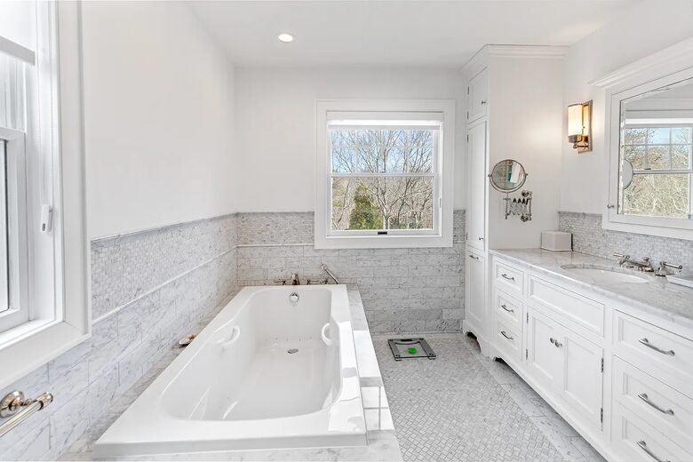 Refined Hamptons Escape with Expansive Entertaining Spaces - Water Mill, New York