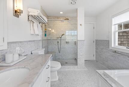 Refined Hamptons Escape with Expansive Entertaining Spaces - Water Mill, New York