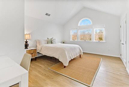 Refined Hamptons Escape with Expansive Entertaining Spaces - Water Mill, New York