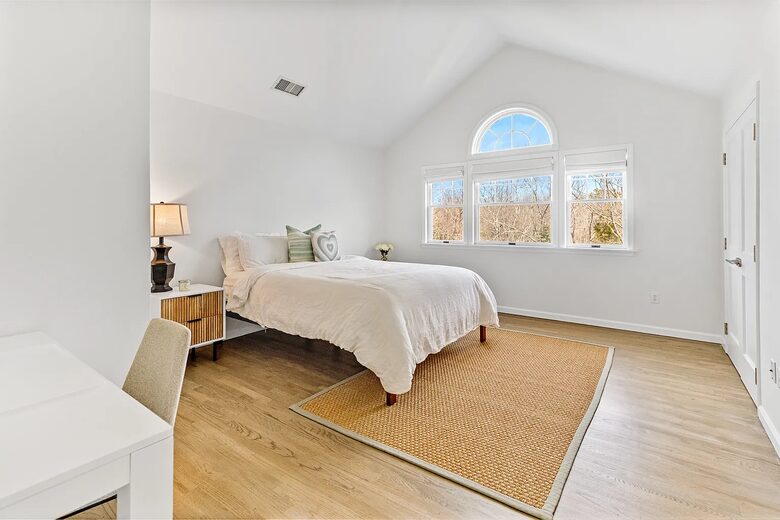 Refined Hamptons Escape with Expansive Entertaining Spaces - Water Mill, New York