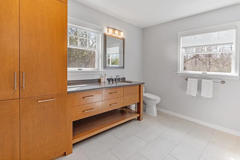 Refined Hamptons Escape with Expansive Entertaining Spaces - Water Mill, New York