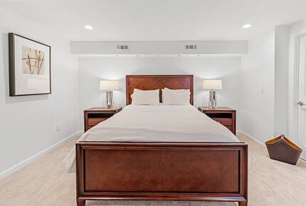 Refined Hamptons Escape with Expansive Entertaining Spaces - Water Mill, New York