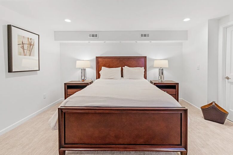 Refined Hamptons Escape with Expansive Entertaining Spaces - Water Mill, New York