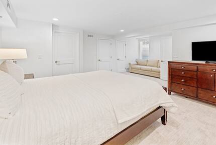 Refined Hamptons Escape with Expansive Entertaining Spaces - Water Mill, New York