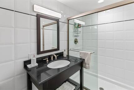 Refined Hamptons Escape with Expansive Entertaining Spaces - Water Mill, New York