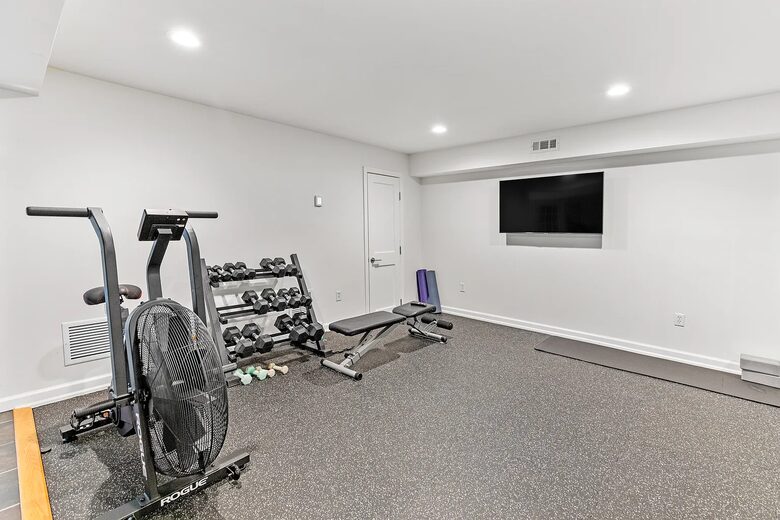 Refined Hamptons Escape with Expansive Entertaining Spaces - Water Mill, New York