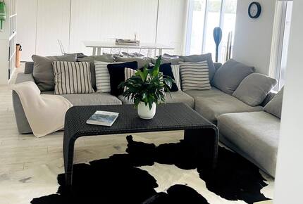 Sophisticated Island Living with Spa & Sun Decks - Waiheke Island, New Zealand