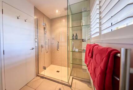 Sophisticated Island Living with Spa & Sun Decks - Waiheke Island, New Zealand