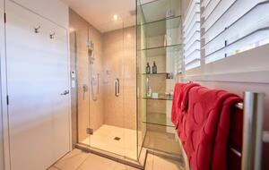 Sophisticated Island Living with Spa & Sun Decks - Waiheke Island, New Zealand