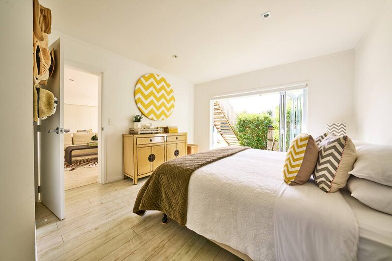 Sophisticated Island Living with Spa & Sun Decks - Waiheke Island, New Zealand