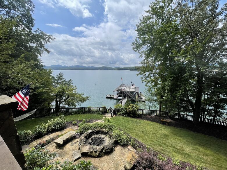 Sophisticated Mountain-View Haven on Lake Blue Ridge - Morganton, Georgia