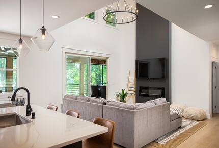 Elegant Retreat Overlooking Wilson Lake - Florence, Alabama