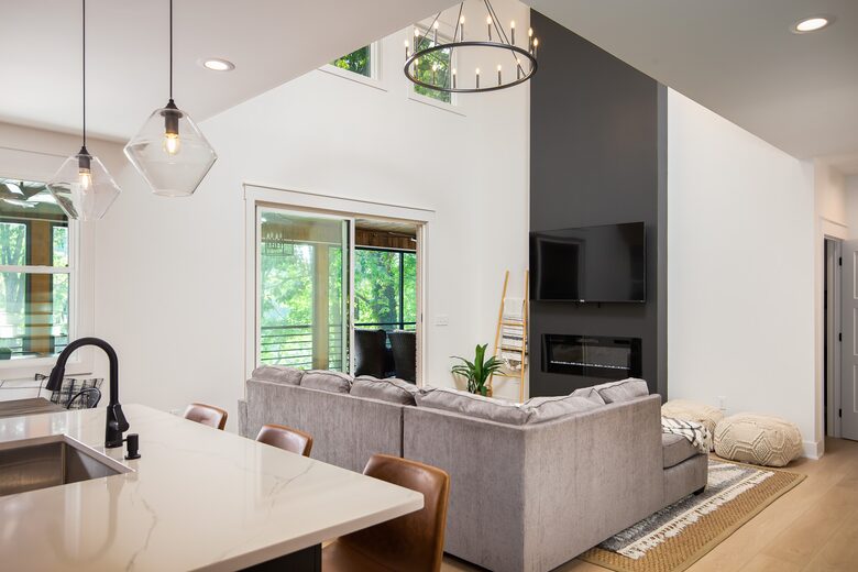 Elegant Retreat Overlooking Wilson Lake - Florence, Alabama