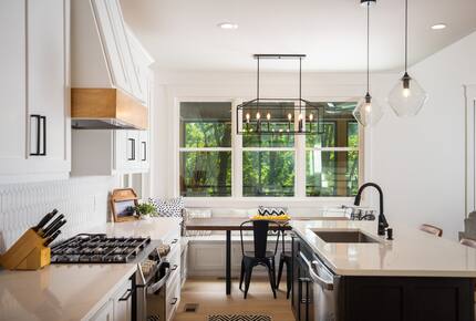 Elegant Retreat Overlooking Wilson Lake - Florence, Alabama