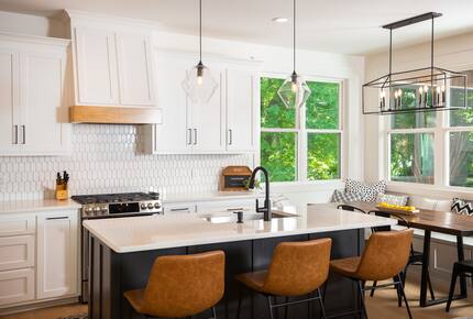 Elegant Retreat Overlooking Wilson Lake - Florence, Alabama