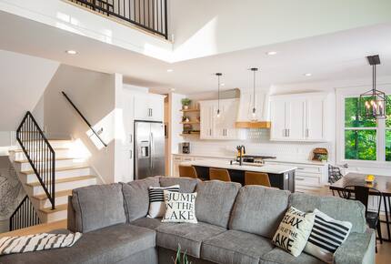 Elegant Retreat Overlooking Wilson Lake - Florence, Alabama