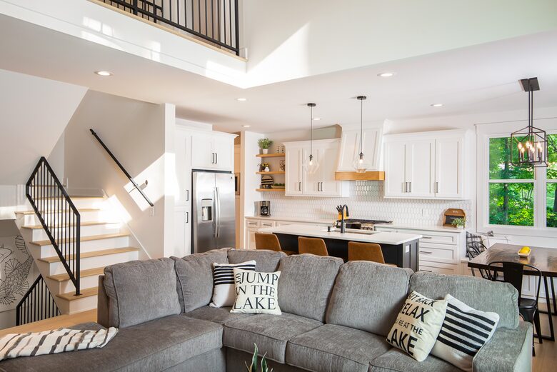 Elegant Retreat Overlooking Wilson Lake - Florence, Alabama