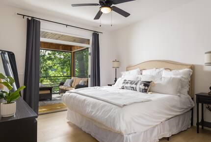 Elegant Retreat Overlooking Wilson Lake - Florence, Alabama