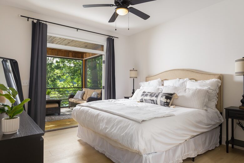 Elegant Retreat Overlooking Wilson Lake - Florence, Alabama