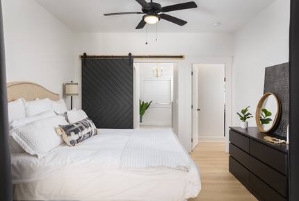 Elegant Retreat Overlooking Wilson Lake - Florence, Alabama