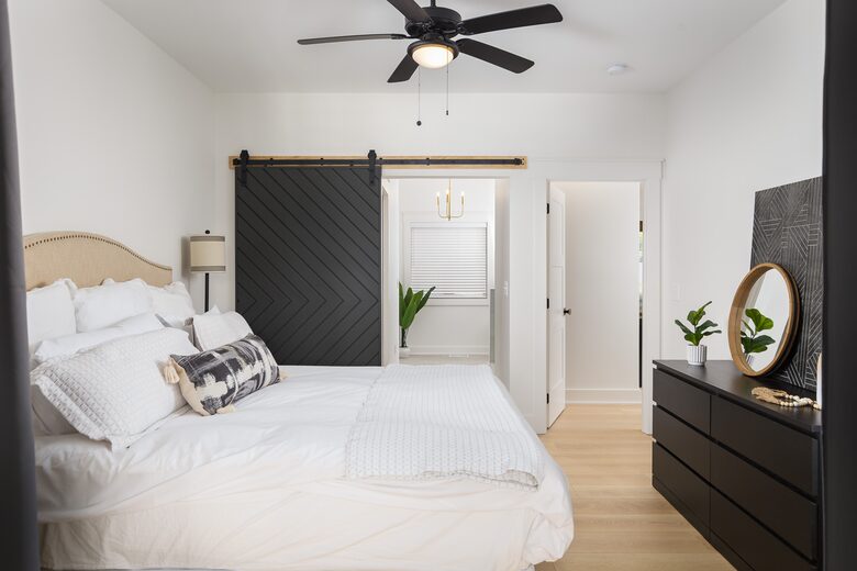 Elegant Retreat Overlooking Wilson Lake - Florence, Alabama