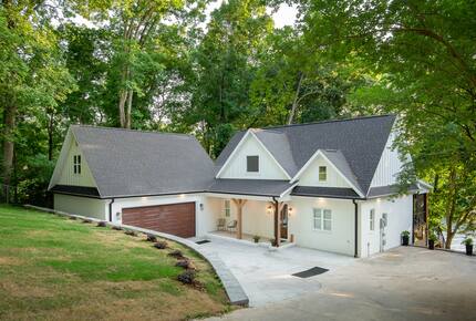 Elegant Retreat Overlooking Wilson Lake - Florence, Alabama