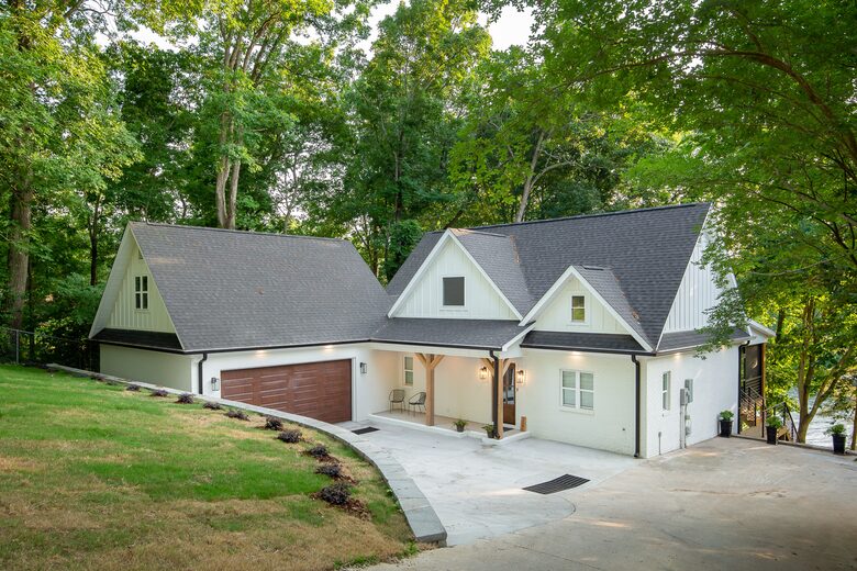 Elegant Retreat Overlooking Wilson Lake - Florence, Alabama