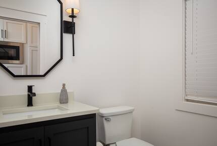 Elegant Retreat Overlooking Wilson Lake - Florence, Alabama