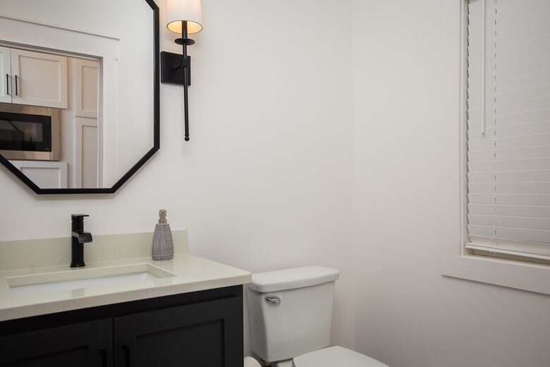 Elegant Retreat Overlooking Wilson Lake - Florence, Alabama