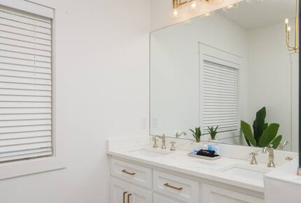 Elegant Retreat Overlooking Wilson Lake - Florence, Alabama