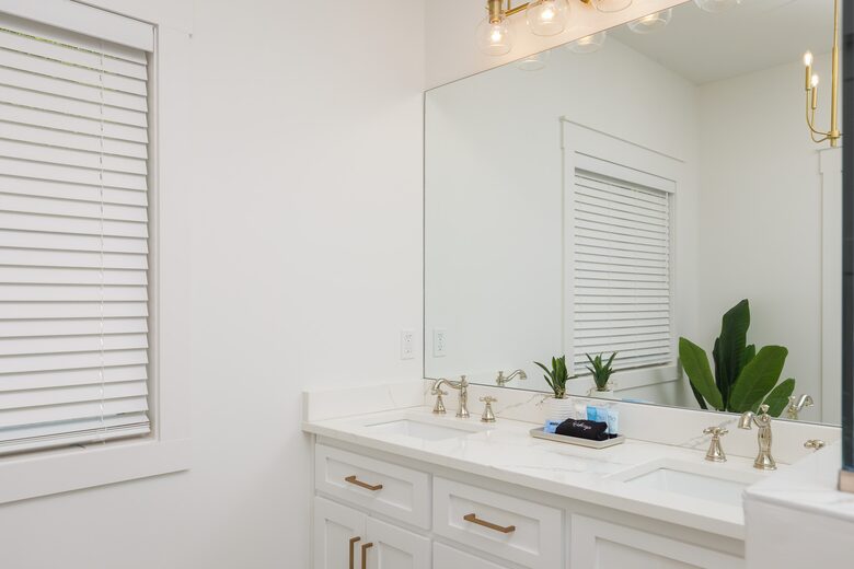 Elegant Retreat Overlooking Wilson Lake - Florence, Alabama