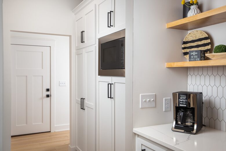 Elegant Retreat Overlooking Wilson Lake - Florence, Alabama