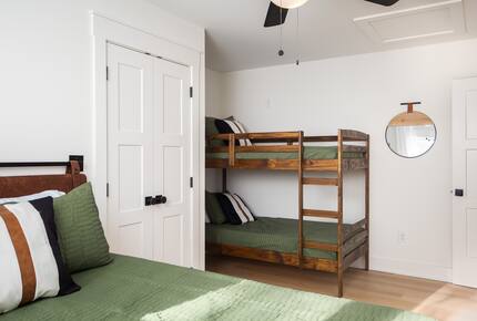 Elegant Retreat Overlooking Wilson Lake - Florence, Alabama