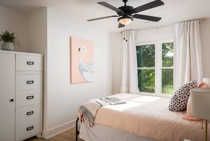 Elegant Retreat Overlooking Wilson Lake - Florence, Alabama