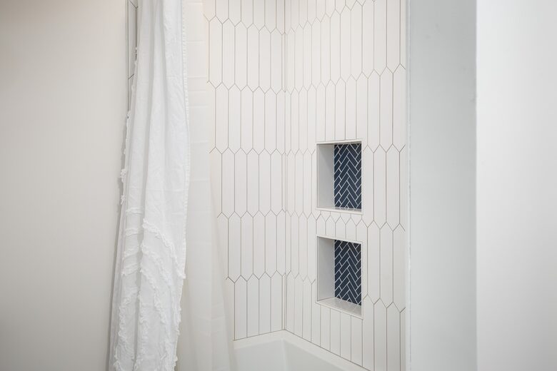 Elegant Retreat Overlooking Wilson Lake - Florence, Alabama