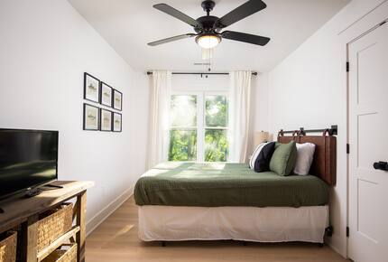 Elegant Retreat Overlooking Wilson Lake - Florence, Alabama