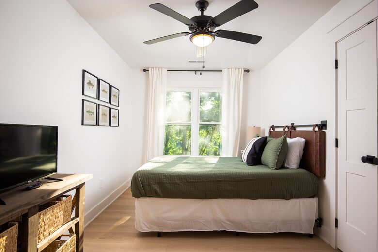 Elegant Retreat Overlooking Wilson Lake - Florence, Alabama