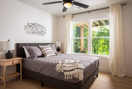 Elegant Retreat Overlooking Wilson Lake - Florence, Alabama