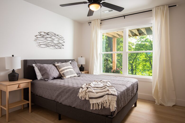 Elegant Retreat Overlooking Wilson Lake - Florence, Alabama