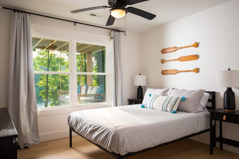 Elegant Retreat Overlooking Wilson Lake - Florence, Alabama