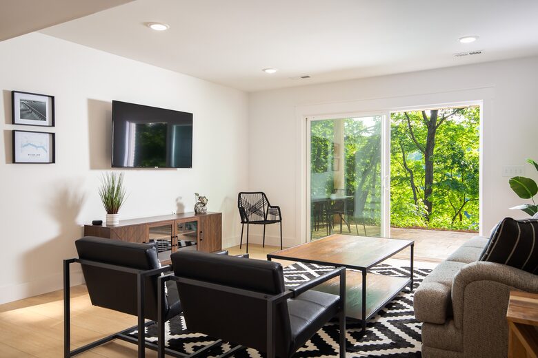 Elegant Retreat Overlooking Wilson Lake - Florence, Alabama