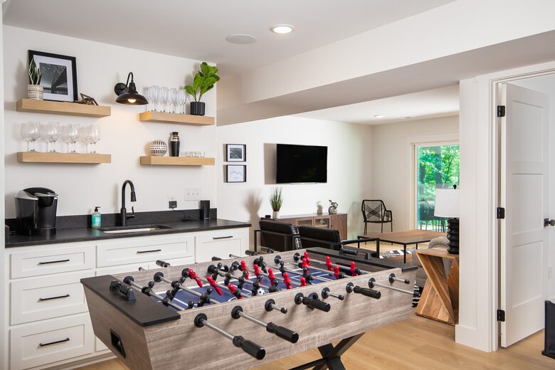 Elegant Retreat Overlooking Wilson Lake - Florence, Alabama