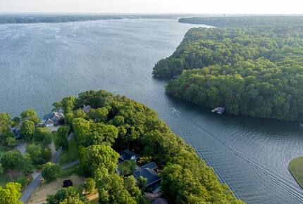 Elegant Retreat Overlooking Wilson Lake - Florence, Alabama