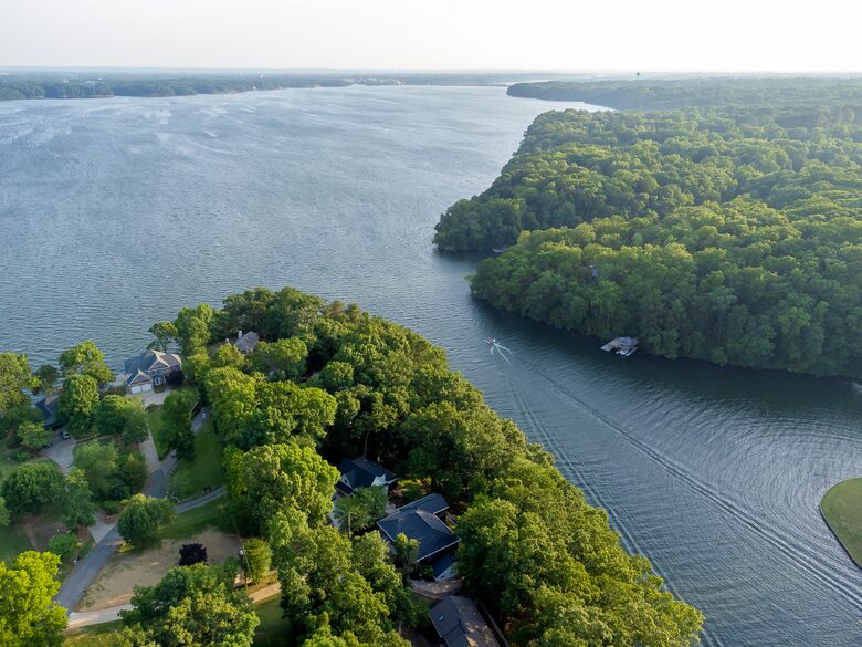 Elegant Retreat Overlooking Wilson Lake - Florence, Alabama