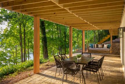 Elegant Retreat Overlooking Wilson Lake - Florence, Alabama