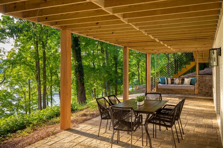 Elegant Retreat Overlooking Wilson Lake - Florence, Alabama